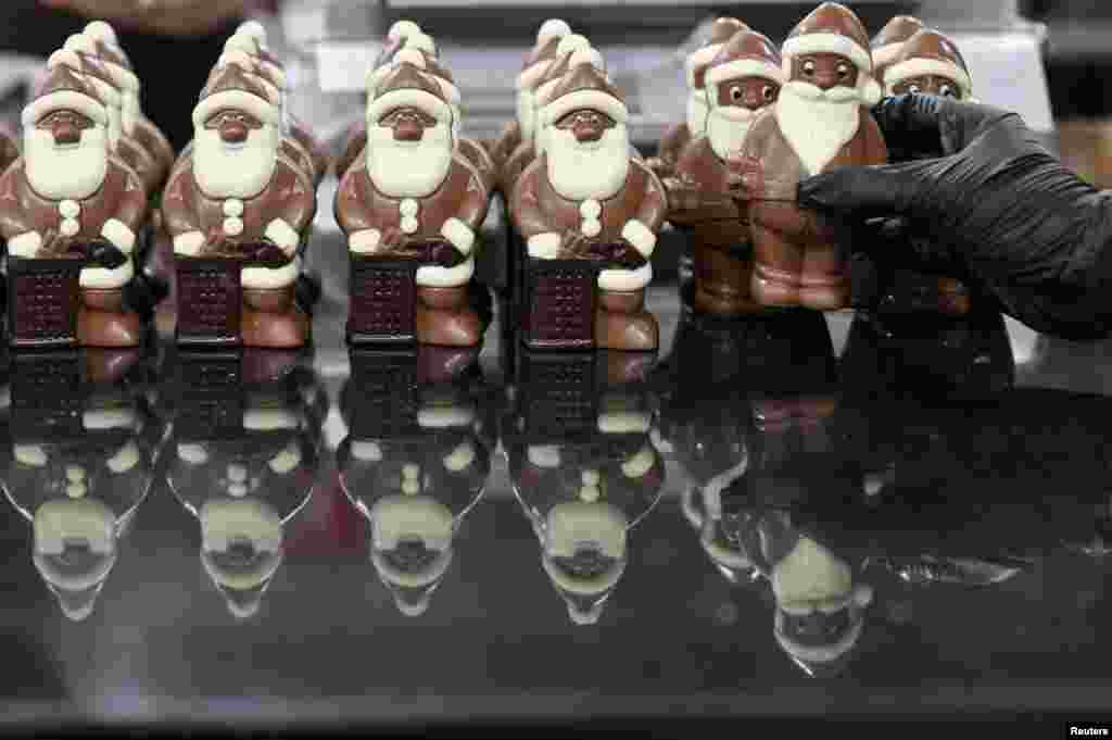 En Alemania, una chocolatería exhibe desde mediados de noviembre tiernos y llamativos chocolates con la forma de Papá Noel. 