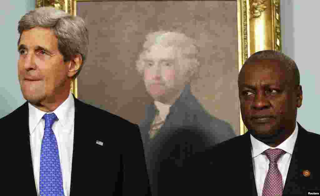 AQSh Davlat kotibi Jon Kerri (chapda) va Gana prezidenti Jon Dramani Mahama AQSh Davlat departamentida o'tgan yig'inda, Vashington, 5-avgust, 2014-yil.