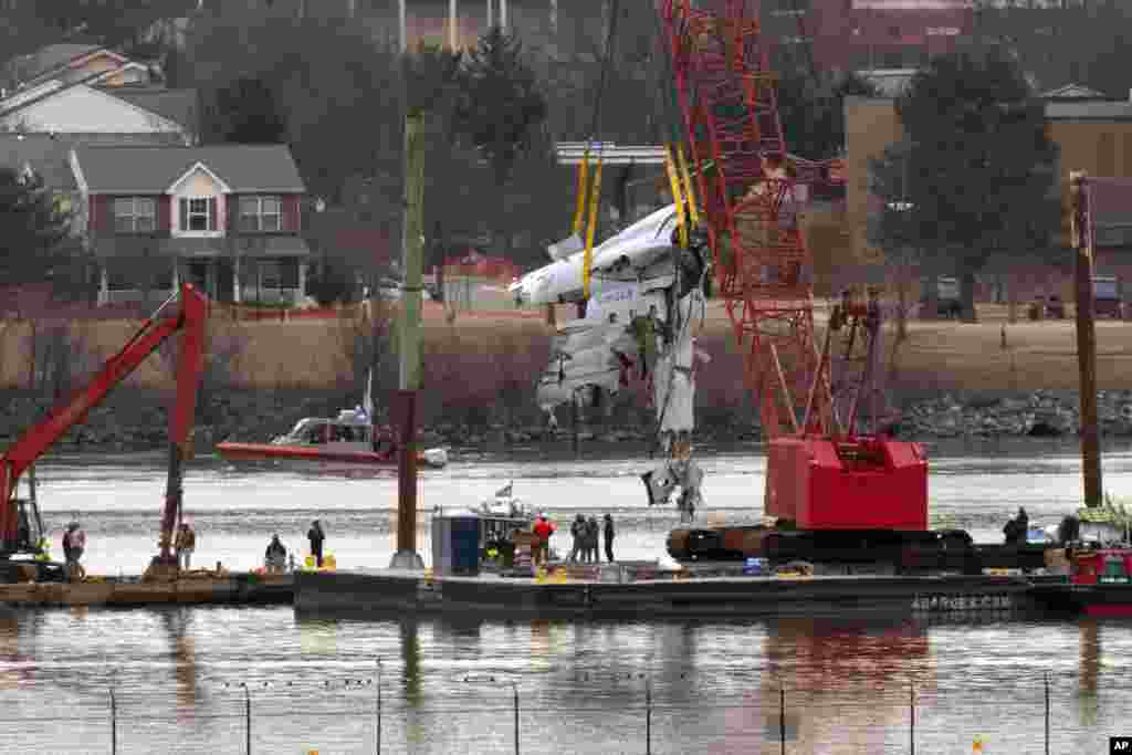 El accidente del miércoles fue el más mortal en Estados Unidos desde el 12 de noviembre de 2001, cuando un avión se estrelló contra un vecindario de la ciudad de Nueva York justo después del despegue, matando a las 260 personas a bordo y cinco en tierra.