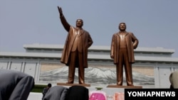 평양에서 김일성·김정일 부자 동상에 북한 주민들이 절하고 있다. (자료사진)