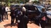 L'opposant politique Antoine-Gabriel Kyungu wa Kumwanza arrive au Palais de Justice de Lubumbashi, en RDC, le 5 janvier 2017. (VOA/Narval Mabila)