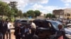 L'opposant politique Antoine-Gabriel Kyungu wa Kumwanza arrive au Palais de Justice de Lubumbashi, en RDC, le 5 janvier 2017. (VOA/Narval Mabila)