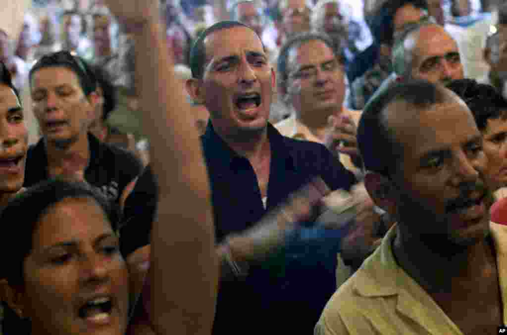 Diversos opositores del régimen cubano dieron su último adiós a Payá, entre ellos miembros de las Damas de Blanco y de la Comisión Cubana de Derechos Humanos y Reconciliación Nacional (CCDHRN)