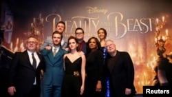 Sutradara film, Bill Condon, dan penata musik, Alan Menken berpose dengan para pemain Dan Stevens, Luke Evans, Emma Watson, Josh Gad, Audra McDonald dan Gugu Mbatha-Raw pada penayangan perdana "Beauty and the Beast" di Los Angeles, California, Amerika Serikat, 2 Maret 2017 (foto: REUTERS/Mario Anzuoni)
