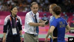 Ha Jung-eun dan Kim Min-jung, kanan, adalah dua dari empat pebulutangkis putri Korea Selatan yang didiskualifikasi dalam Olimpiade London (foto: Dok.).