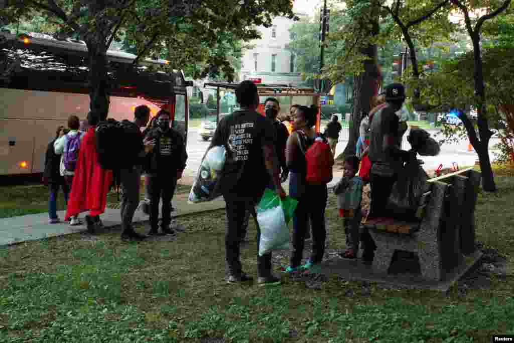 Un grupo de migrantes, principalmente venezolanos, que fueron enviados en autobús desde Texas hasta afuera del Observatorio Naval, la residencia oficial de la vicepresidenta Kamala Harris, esperan transporte en Washington, el sábado 17 de septiembre de 2022. REUTERS/Marat Sádana