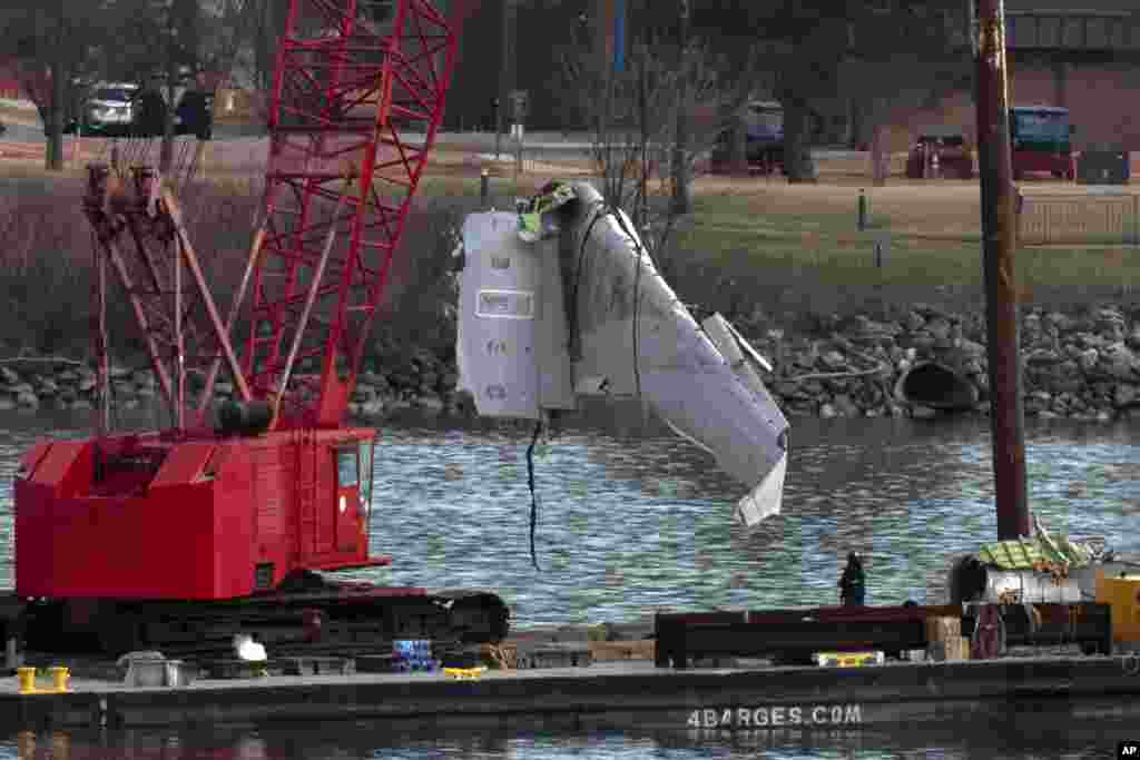 Organismos de rescate recuperaron del río Potomac un motor y grandes piezas de fuselaje del avión accidentado el miércoles 29 de enero en Washington DC.