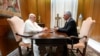 El Papa se reúne con el presidente cubano mientras se realiza una pequeña protesta lejos del Vaticano