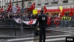 Integrantes de lc omunidad franco-turca realizaron protestas cerca del parlamento en París.