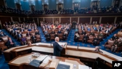 រូបឯកសារ៖ លោកប្រធានាធិបតី Joe Biden ថ្លែងសុន្ទរកថាប្រចាំឆ្នាំស្តីពីស្ថានភាពសហរដ្ឋអាមេរិករបស់លោកជាលើកដំបូង នៅវិមានសភាកាលពីថ្ងៃទី១ ខែមីនា ឆ្នាំ២០២២ ក្នុងរដ្ឋធានីវ៉ាស៊ីនតោន។