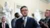 Ketua DPR Amerika Mike Johnson menjawab pertanyaan media setelah menyetujui anggaran sementara untuk menghindari penghentian kegiatan pemerintah, di Gedung Capitol, Washington, 20 Desember 2024. (Foto: Jose Luis Magana/AP Photo)