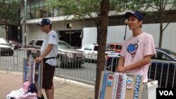 街头贩卖的民主党代表大会“非官方”纪念品(美国之音杨晨拍摄)