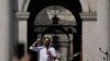 ARCHIVO - El presidente de Chile, Gabriel Boric, pronuncia un discurso ante sus partidarios durante un mitin frente al palacio presidencial de La Moneda en Santiago, Chile, el sábado 30 de septiembre de 2023.
