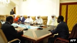 Presiden Burkina Faso, Blaise Compaore (kanan) bertemu dengan delegasi dari Ansar Dine di Ouagadougou (Foto: dok). Kelompok militan ini membantah laporan yang menyebutkan penghentian hukum Islam di beberapa wilayah yang telah dikuasai mereka di Mali.