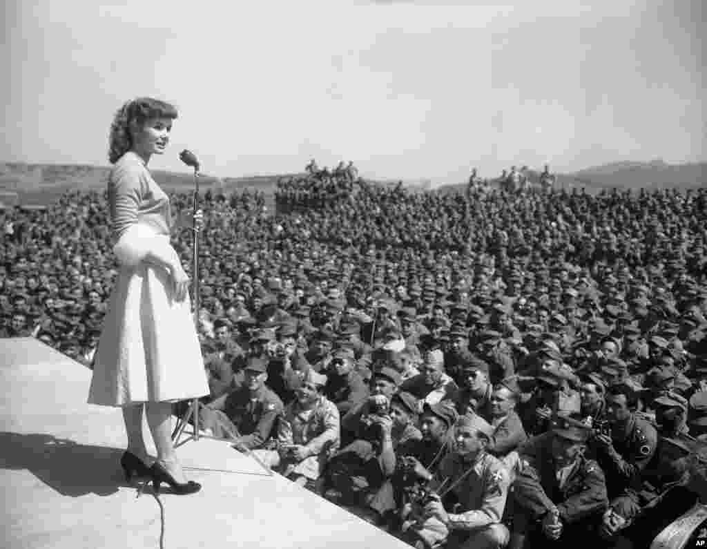 Debbie Reynolds entertaines at 8th Army headquarters in Seoul, South Korea, May 23, 1955.