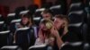 Un grupo de personas disfruta de una película en Buenos Aires con protección y distancia por el COVID-19 después de la reapertura de los cines en la capital de Argentina, el 3 de marzo de 2021.