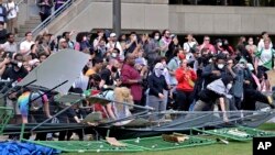 Manifestantes atravesaron las barricadas que se habían levantado en las afueras de un campamento pro-Palestina en el MIT, el 6 de mayo de 2024, en Cambridge, Massachusetts. 