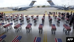 Peti-peti berselimut bendera Amerika berisi kerangka manusia yang dipercaya merupakan tentara AS yang dipulangkan dari Korea Utara disambut dengan upacara di Pangkalan Militer Bersama Pearl Harbor-Hickam, Honolulu, Hawaii, 1 Agustus 2018. 