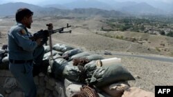 Seorang tentara Afghanistan siaga dalam pertempuran melawan militan ISIS di daerah Achin, provinsi Nangarhar hari Rabu (28/10).