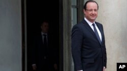 French President Francois Hollande waits on the front steps of the Elysee Palace in Paris prior to welcome his Polish counterpart Bronislaw Komorowski (not shown), May 7, 2013.