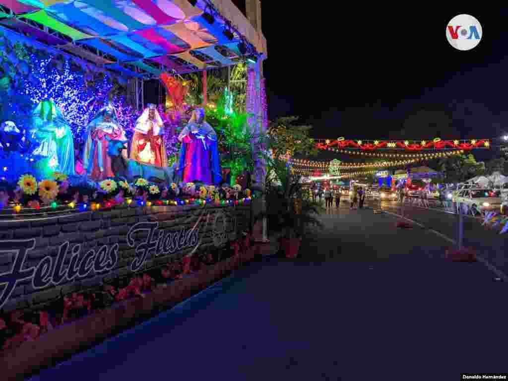 Representación del nacimiento del Niño Jesús, en la avenida Bolívar, en el centro histórico de Managua, Nicaragua. Foto Donaldo Hernández/VOA.