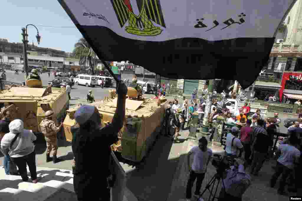 Para pengunjuk rasa meneriakkan slogan-slogan menentang pembebasan mantan presiden Hosni Mubarak dari penjara, di depan gedung pengadilan dan kantor Kejaksaan Agung di pusat kota Kairo, 23 Agustus 2013.
