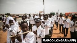 Une fanfare de l'Église kimbanguiste défile à Luanda lors d'un meeting du MPLA, le parti au pouvoir en Angola, le 19 août 2017.