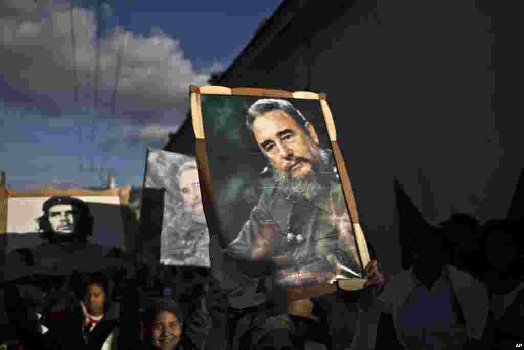 Children carry framed images of Fidel Castro and Che Guevara in a caravan tribute marking the 56th anniversary of the original street party that greeted a triumphant Castro and his rebel army, in Regla, Cuba, Jan. 8, 2015. Castro and his rebels arrived in