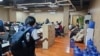 หนึ่งในสำนักงานแก๊งมิจฉาชีพไซเบอร์ที่ถูกทลายในฟิลิปปินส์ (ที่มา: Philippine National Police Anti-Cybercrime Group via AP, File)