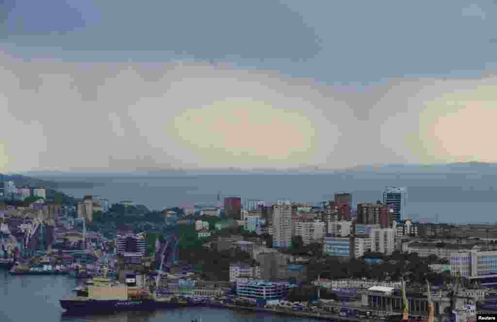 符拉迪沃斯托克的商业港,上空有雨云飘过(2017年6月8日)。俄罗斯官方把在海参崴主办的东方经济论坛看成是在西方制裁之下打破国际孤立,转向东方战略的重要步骤。