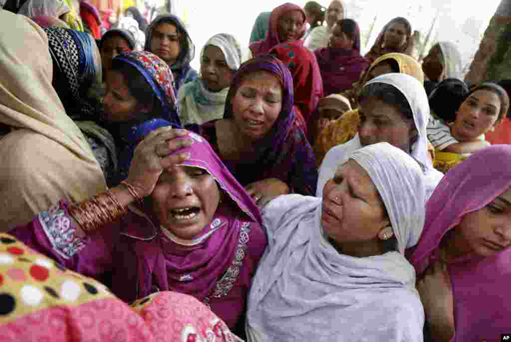 Pakistani Christian women mourn the death of a man killed form a bombing attack, in Lahore, Pakistan, March 28, 2016.