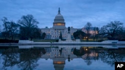 Gedung Capitol tampak di awal pagi hari di Washington, D.C., Kamis, 20 Desember 2018 (foto: AP Photo/J. Scott Applewhite)