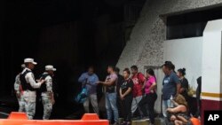 Efectivos de la Guardia Nacional detienen a migrantes venezolanos en un punto de revisión, el miércoles 5 de octubre de 2022, en el camino a Tonalá, en el estado de Chiapas, México. (AP Foto/Marco Ugarte, Archivo)