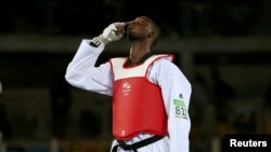 Le Nigérien Issoufou Alfaga Abdoulrazak lors d'un combat pendant les Jeux Olympiques, le 20 août 2016. 