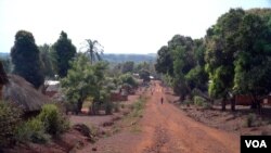 Les résidents de Zémio en RCA fuient les attaques des membres de la LRA. (VOA/Z. Baddorf)