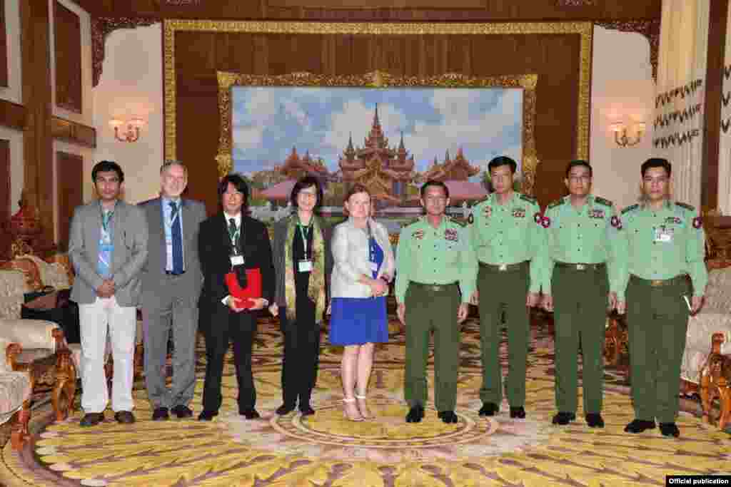 ဗွီအိုအေ ညွန်ကြားရေးမှုး နှင့် မြန်မာတပ်မတော်ကာကွယ်ရေးဦးစီးချုပ် ဗိုလ်ချုပ်မှုးကြီးမင်းအောင်လှိုင်တို့တွေ့ဆုံ 