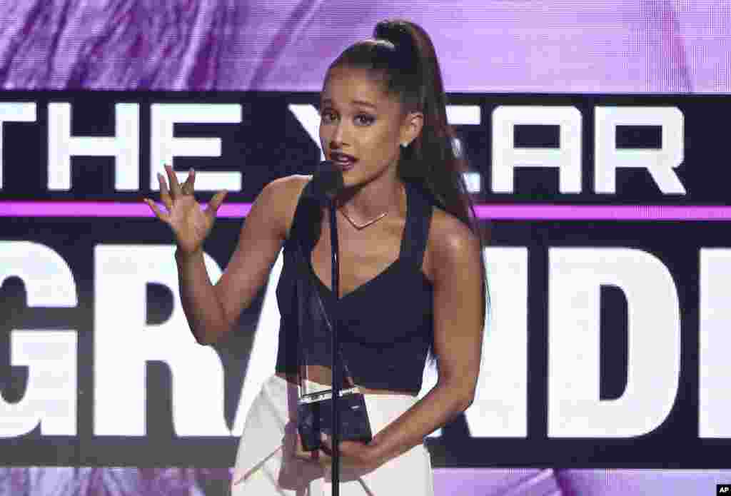 美国流行歌手爱莉安娜·格兰德(Ariana Grande)在洛杉矶的微软剧场参加美国音乐奖典礼,荣获年度歌手奖(2016年11月20日)。