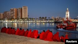 Des migrants dans le port de Malaga, Espagne, le 7 décembre 2017.