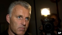 Reporter kriminal Belanda Peter R. de Vries sebelum menghadiri acara TV langsung di Amsterdam, Belanda, 31 Januari 2008. (AP Photo/Peter Dejong, File)