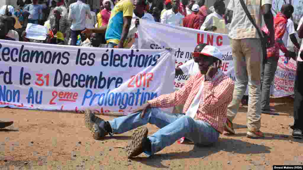 Les manifestants en colère réclament les élections d'ici décembre 2017, à Bukavu le 31 juillet 2017. (VOA/Ernest Muhero) 