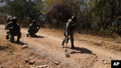 ARCHIVO - Soldados del ejército mexicano muestran una búsqueda de minas antipersonal durante una presentación ante los medios cerca de Naranjo de Chila, en el municipio de Aguililla, estado de Michoacán, México, el 18 de febrero de 2022.