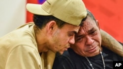 Esta foto difundida por la Federación Colombiana de Fútbol muestra al jugador Luis Díaz, a la izquierda, reunido con su padre Luis Manuel Díaz, días después de que su padre fuera liberado por sus secuestradores, en Barranquilla, Colombia, el 14 de noviembre de 2023. 