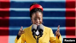La joven poetisa Amanda Gorman lee su poema durante la investidura del presidente Joe Biden el 20 de enero.