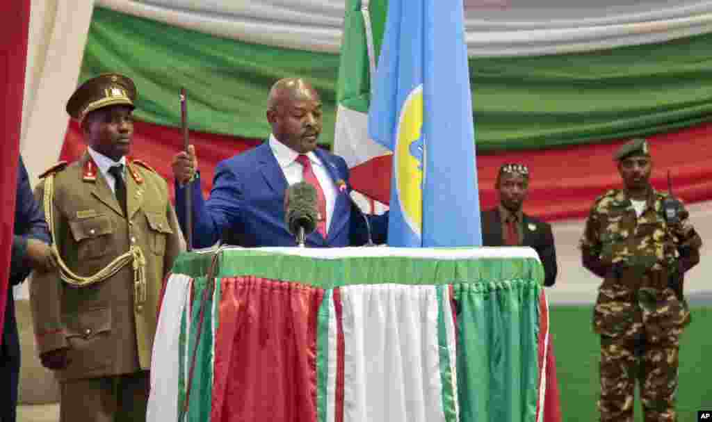 Le président Pierre Nkurunziza du Burundi a prêté serment pour un troisième mandat lors d'une cérémonie au Parlement à Bujumbura, au Burundi, 20 août 2015.