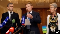 Sobiq prezident Leonid Kuchma (o'rtada) Minskdagi muzokaralarda Ukraina vakili 