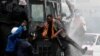 Demonstranti se penju na policijsko vozilo u Najrobiju, 25. jun 2024. (REUTERS/Monicah Mwangi)
