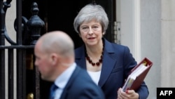 PM Inggris Theresa May meninggalkan 10 Downing Street di London, untuk bertemu para anggota parlemen Inggris (14/11).