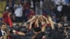지난달 28일 ‘보스턴 레드삭스(Boston Red Sox)’가 로스앤젤레스 다저스(Los Angeles Dodgers)를 상대로 이기고 난 후 보스턴 레드삭스 선수들이 월드시리즈 우승컵을 들고 환호하고 있다. 