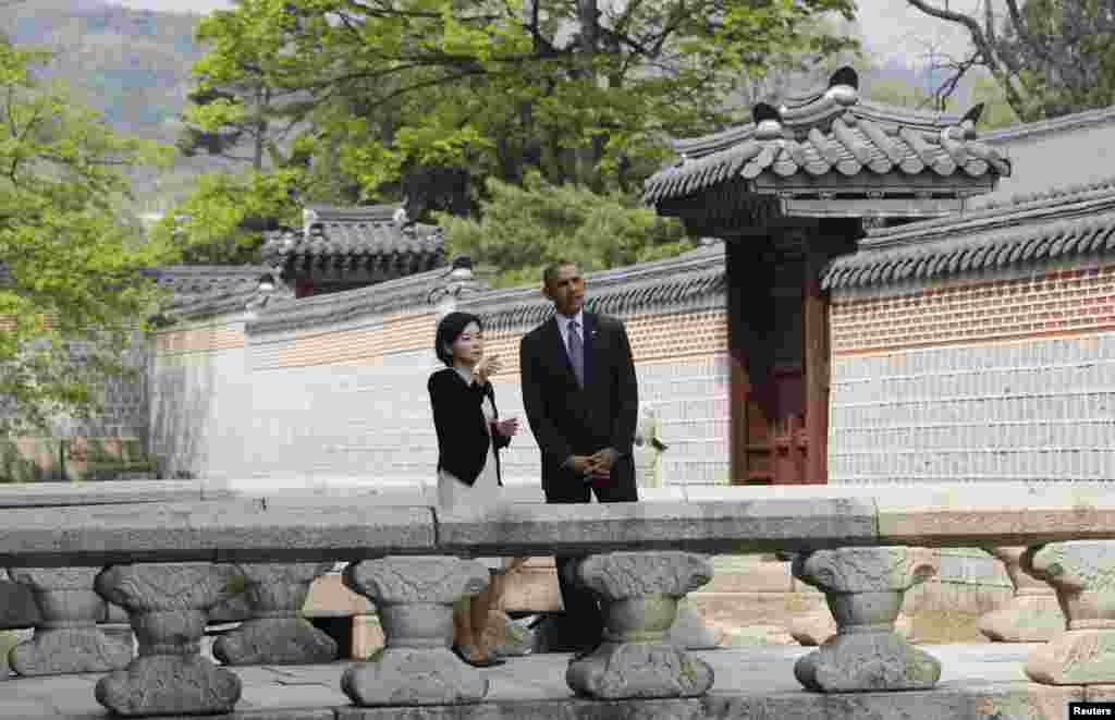 President Barack Obama tours Gyeongbok Palace in Seoul, April 25, 2014.
