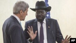 Presiden Sudan Selatan, Salva Kiir (kanan) berbincang dengan Menlu AS John Kerry di kantor kepresidenan Juba, Sudan Selatan (2/5/2014). 